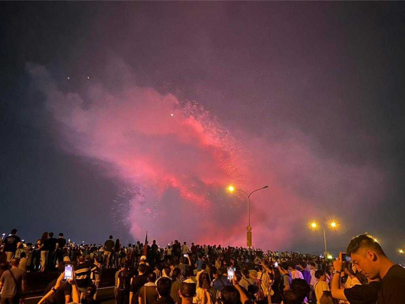 國慶焰火在南投,因風速微弱,施放約5分鐘焰火即煙霧繚繞。(圖/民眾提供)