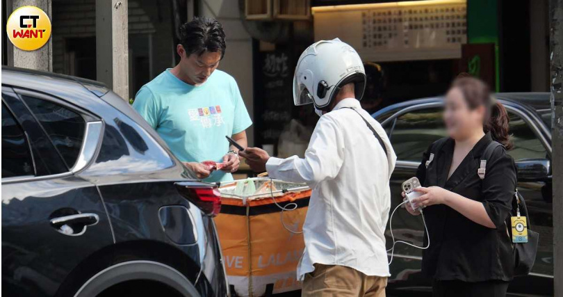 威廉親自和外送員點交餐點。(圖/本刊攝影組)