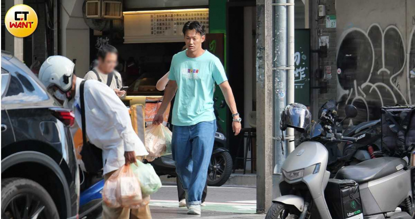 記者會結束,威廉仍留在店內幫忙。(圖/本刊攝影組)