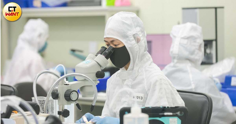 位於新竹生醫園區的奈米醫材,為首家進駐的生技業者,人工水晶體的生產、品管與包裝,皆在國內製作。(圖/黃耀徵攝)