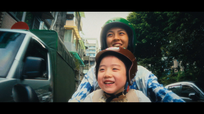 馬士媛（後）與葉子綺在《左撇子女孩》中的演出受到國際高度關注，讓觀眾看了心有戚戚焉。（圖／光年映畫提供）