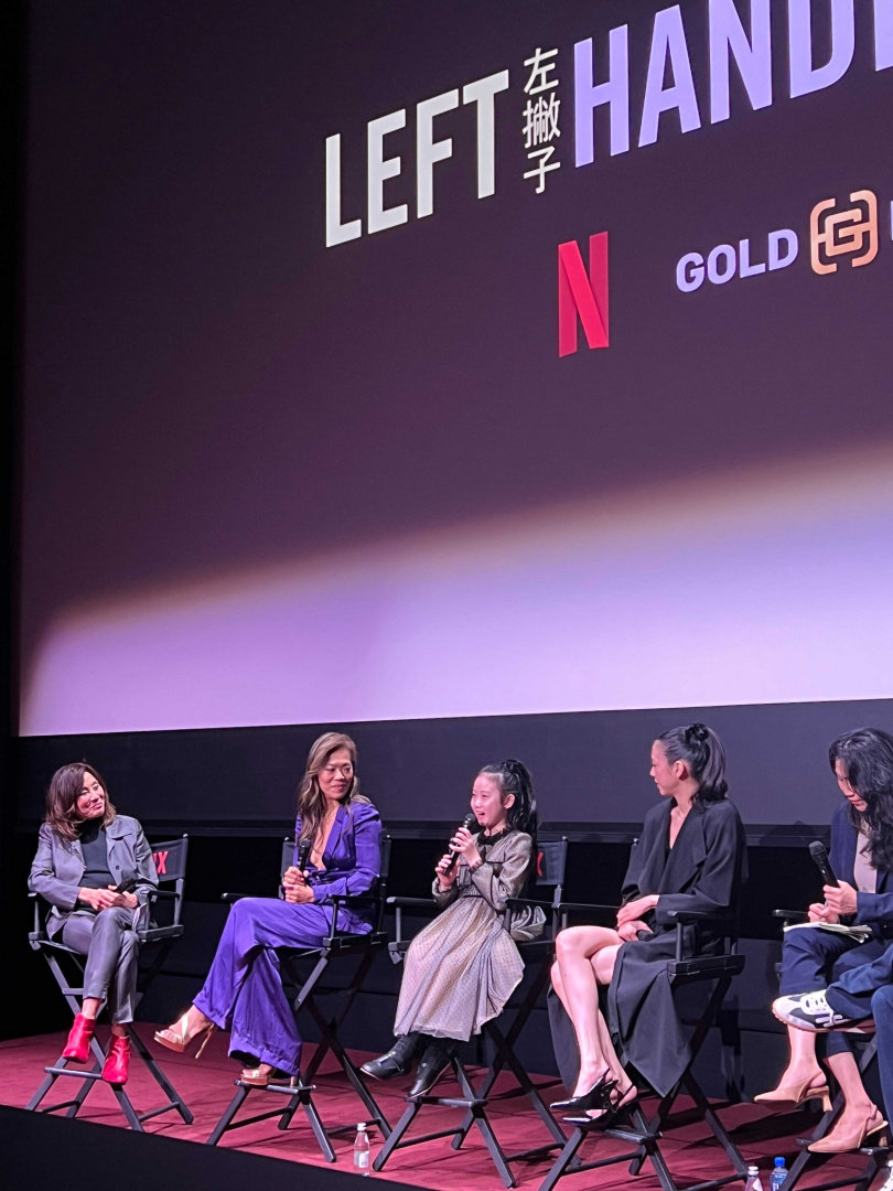 葉子綺（中）的外語實力在國際場合中展露無遺。（圖／光年映畫提供）