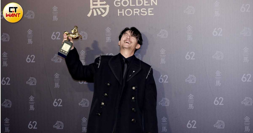 張震拿下金馬獎第二座影帝獎座。（圖／本刊攝影組）
