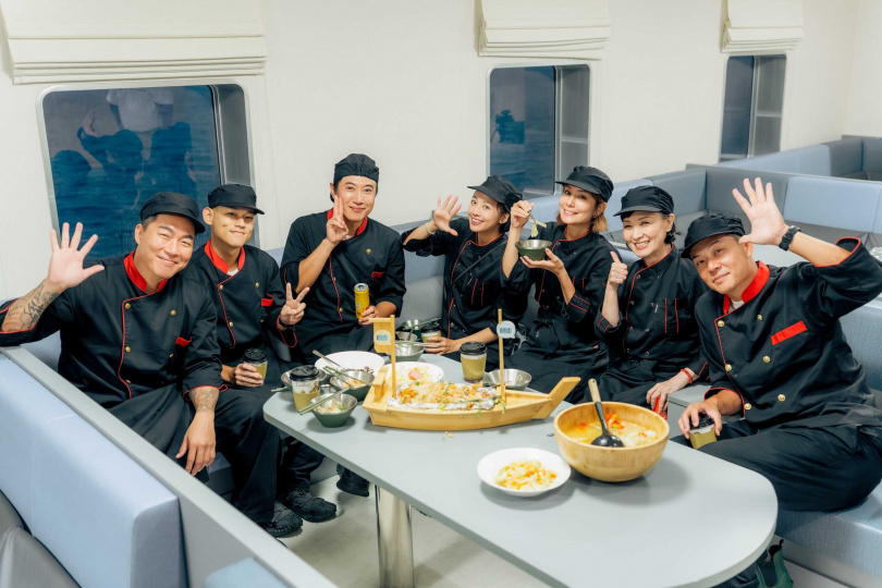 郭泓志(左起)、阿倉、陳鴻、吳映潔、莎莎、寶媽、姚元浩,一同登上澎湖輪上挑戰百人盛宴。(圖/好看娛樂提供)