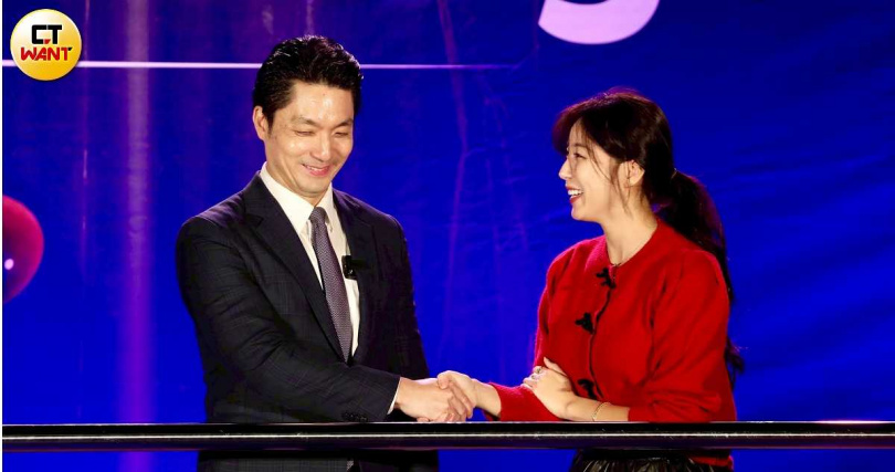 臺北市長蔣萬安（左）與宣傳大使安芝儇握手。（圖／方萬民攝）