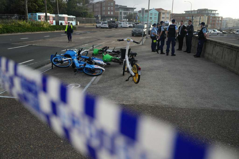 新南威爾斯警方調查人員於邦迪海灘進行現場重建，追查事件來龍去脈。（圖／達志／美聯社）