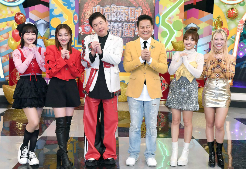 曾國城、徐乃麟今年再度攜手、籃籃、張文綺、徐凱希、巫苡萱,一同主持華視除夕特別節目,陪伴觀眾守歲。(圖/華視提供)