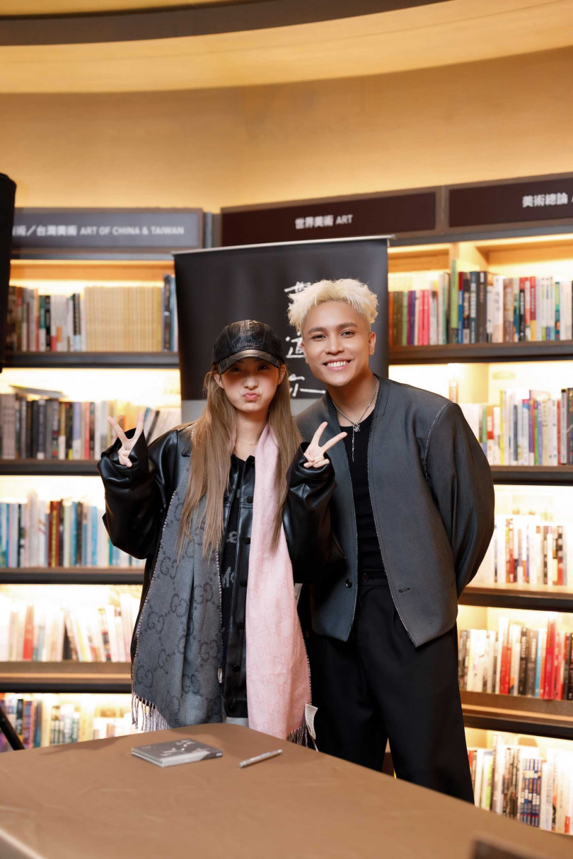 陳華戴上帽子與口罩偽裝成歌迷，為了力挺曾合唱〈月亮失約了〉的戰友菲道爾。（圖／群石國際提供）