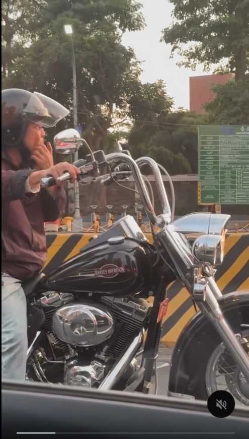 張菲騎重機在路上被拍。（圖／Threads／@eva_1061010）