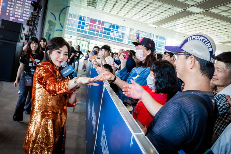 王彩樺臨時脫稿走下舞台,與歌迷近距離互動。(圖/高雄流行音樂中心提供)