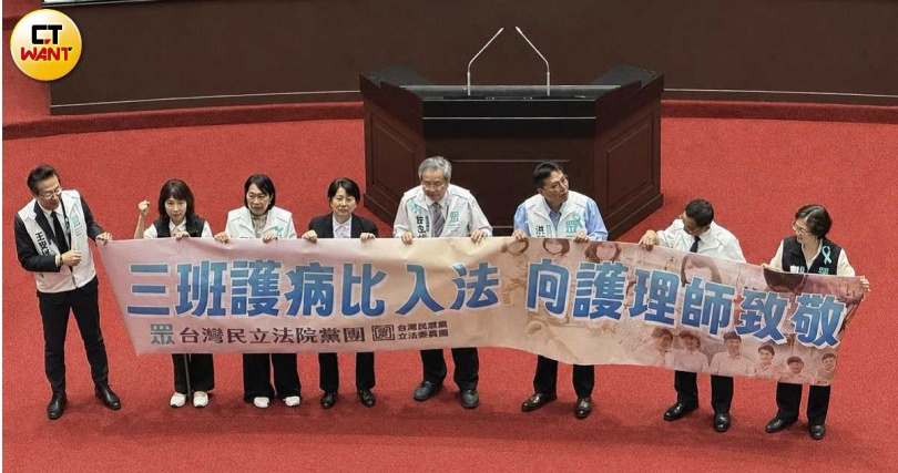 民眾黨樂見三班護病比入法通過，並誓言將持續監督為第一線護理人員發聲。（圖／黃摯恩攝）
