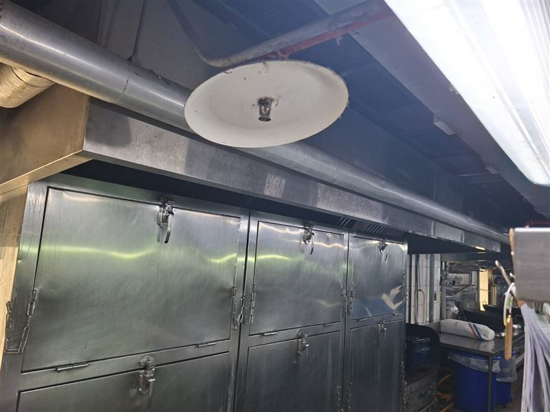 廚房工作區上方設備不潔。（圖／北市衛生局提供）