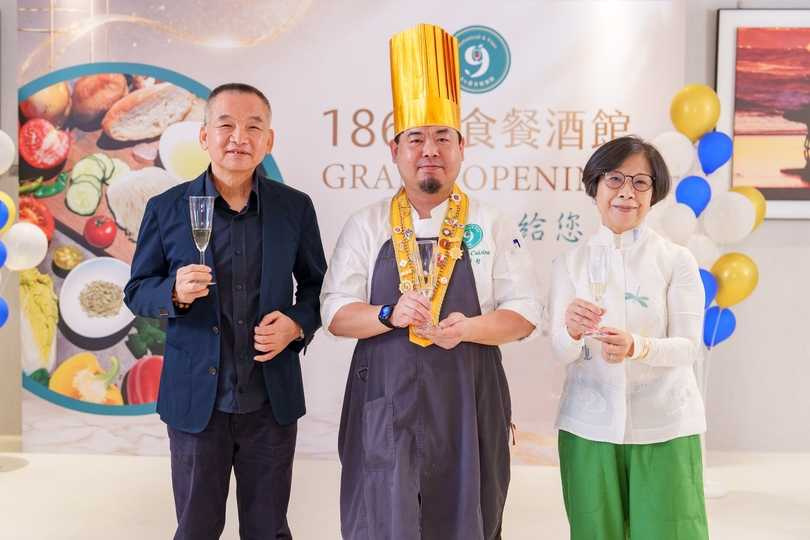 衛福部金帽獎主廚游輝智(中)、暨八京建築團隊舉杯慶祝。(圖片提供/中悦ITC)
