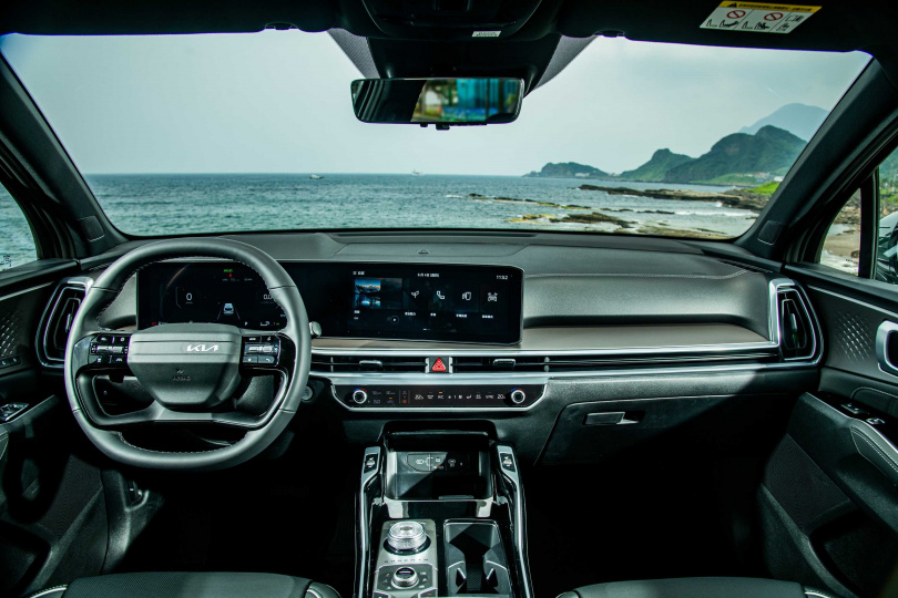 4. The new Sorento全新年式換上Kia新世代四幅式電容真皮包覆多功能方向盤,搭配水平式座艙。(圖片提供/ Kia)