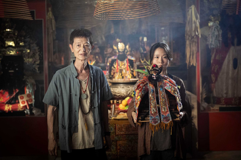 《粽邪4：坤蒂拉娜》佳敏（許安植飾演）帶著魁爺一起到印尼去，跟坤蒂拉娜對決。（圖／華影提供）