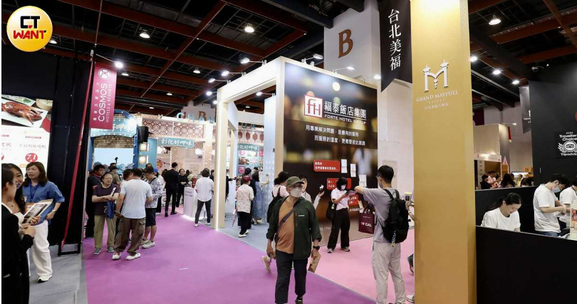 旅展優惠多，福容聯合住宿券下殺1.8折、天成飯店聯合住宿券2.2折起；老爺、圓山飯店則是推出餐券買10送1。（圖／方萬民攝）