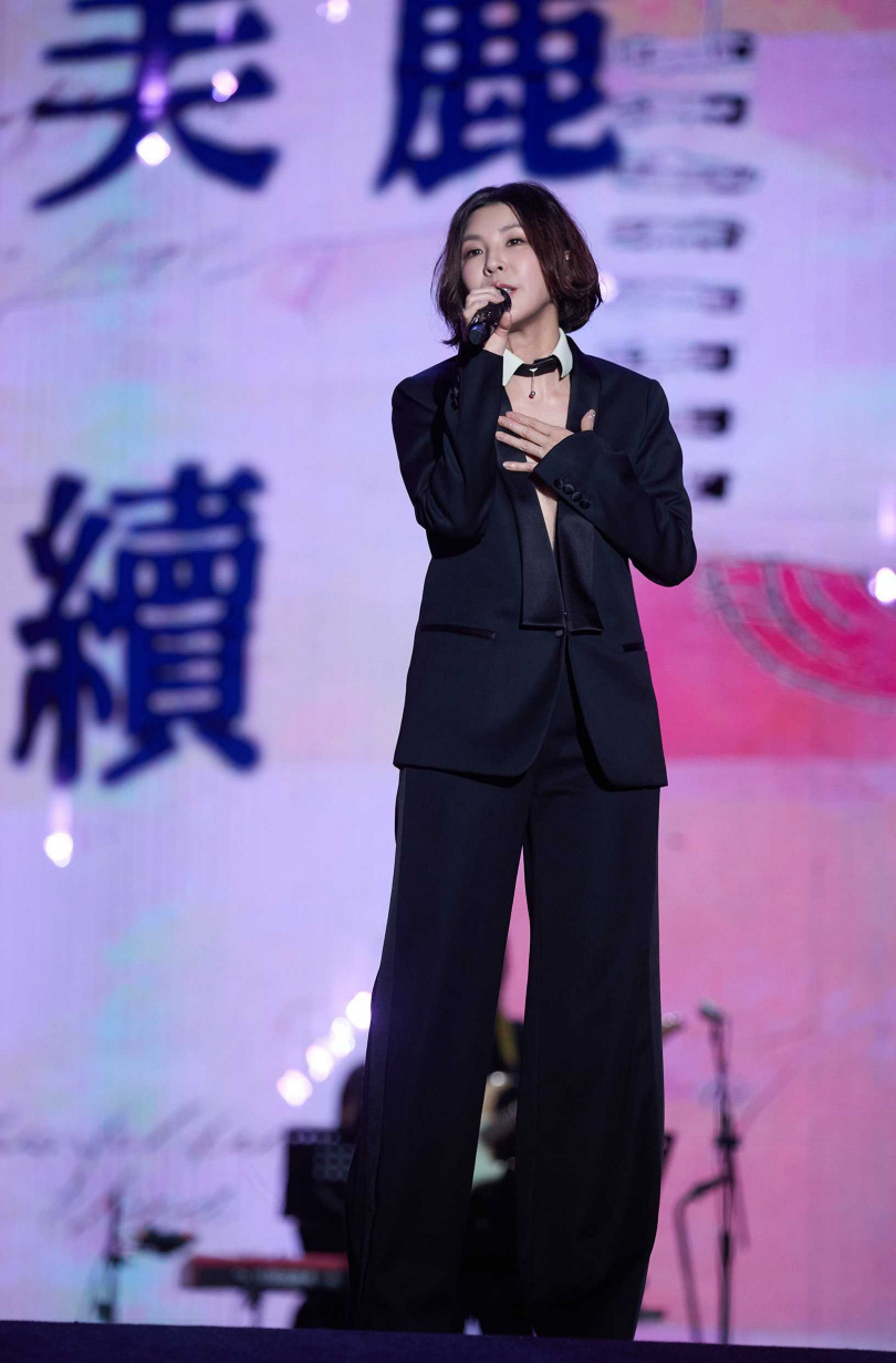 以深V西裝造型登場的許茹芸,精心準備長達50分鐘的「芸式情歌」組曲。(圖/臺東縣政府提供)