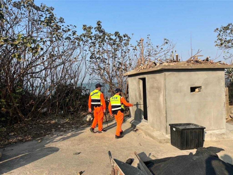 海巡署第十二巡防區指揮部全面巡查金門海域及海岸地區，並針對港區、岸際廢棄空屋、碉堡、消波塊等易走私、偷渡地點，積極巡緝遏止不法情事肇生。（圖／海巡署提供）