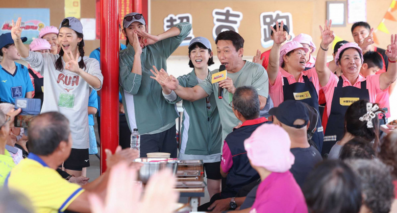 郭子乾（右1）演出經典模仿角色秀。（圖／公視提供）