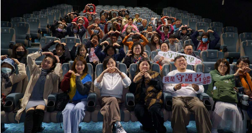 寶媽（前排左4）出席《交換禮物》映後。（圖／社團法人台灣優質生命協會、寬魚國際提供）