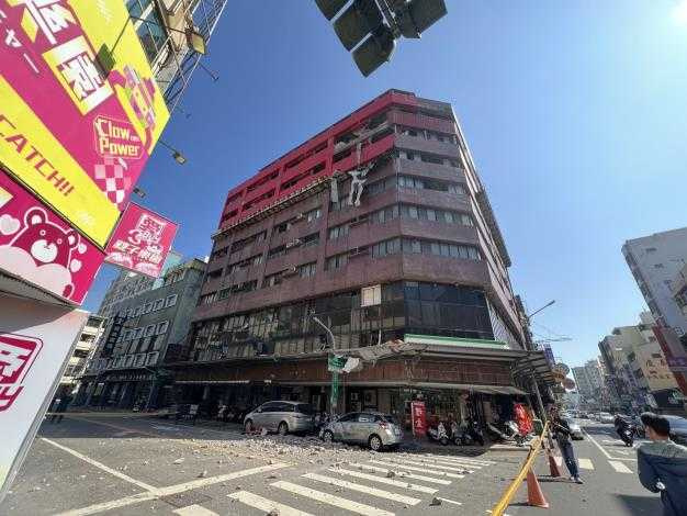 台南市來亞大樓外牆磁磚及部分女兒牆剝落掉落地面，導致停在路邊的2部車輛毀損。（圖／台南市政府提供）