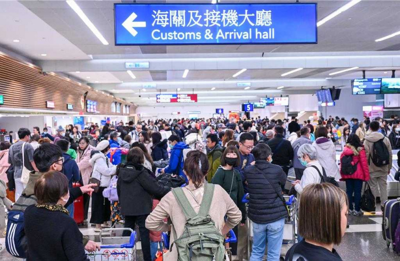 農曆春節連假進入尾聲，桃園國際機場近日迎來國人返國人潮高峰。根據移民署預報統計，2月2日的旅客出入境接近15萬人次，比去年同期增加約3萬人次。其中，入境旅客達78,720人，出境旅客為69,150人。圖為桃園機場入境旅客。（圖／中國時報陳麒全攝）