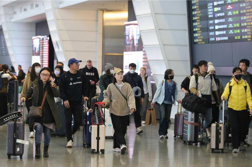 農曆春節連假進入尾聲，桃園國際機場近日迎來國人返國人潮高峰。根據移民署預報統計，2月2日的旅客出入境接近15萬人次，比去年同期增加約3萬人次。其中，入境旅客達78,720人，出境旅客為69,150人。圖為桃園機場入境旅客。（圖／中國時報陳麒全攝）