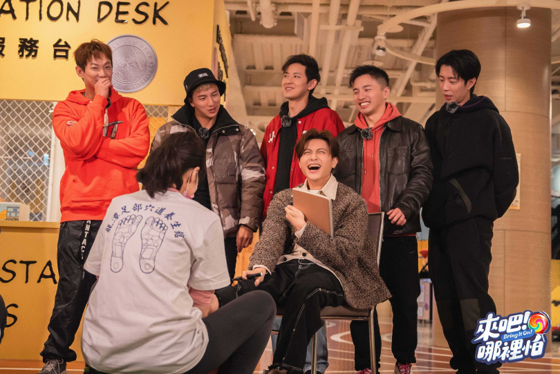 王子在按摩大姐手勁下痛苦哀嚎，遭威廉吐槽。（圖／TVBS提供）