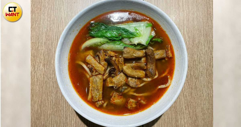 素食，麻辣牛肉麵。（圖／林則澄攝）