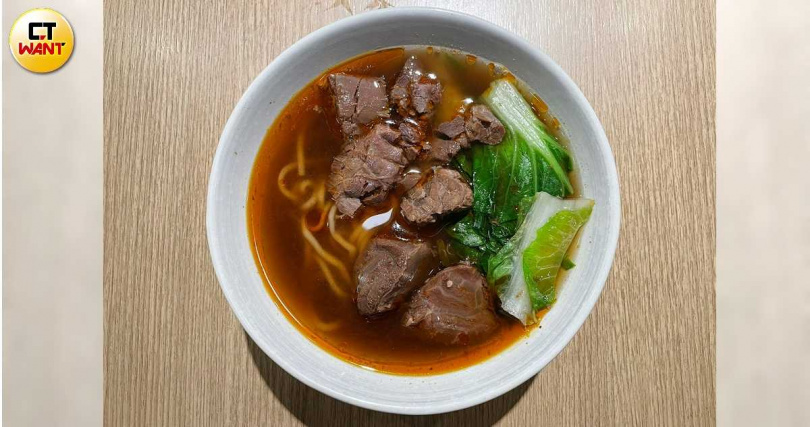 葷食，紅燒牛肉麵。（圖／林則澄攝）