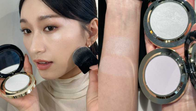 SUQQU 晶采光透定妝蜜粉餅 #水霧藍(蕊)／2,100元、定妝蜜粉餅盒<附收納袋・蜜粉刷>／1,100元。（圖／廖怡婷 攝）