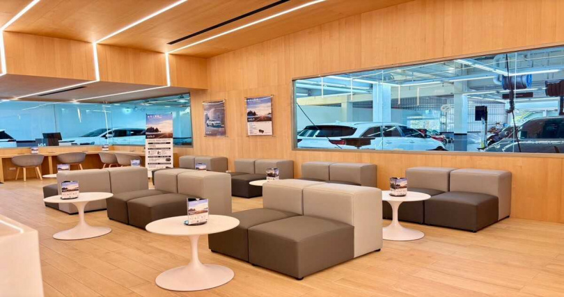 全新Kia苗栗頭份3S展示中心盛大開幕，依循「Kia Store」概念設計，建構Kia桃竹苗地區更完善的服務網絡（圖／台灣森那美起亞提供）。