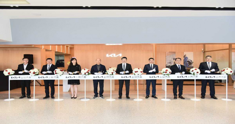 Kia總代理台灣森那美起亞董事長劉家輝（右4）與其經營團隊，攜手上賀汽車董事長郭武陸（左4）與其經營團隊共同出席Kia苗栗頭份3S展示中心開幕典禮（圖／台灣森那美起亞提供）。