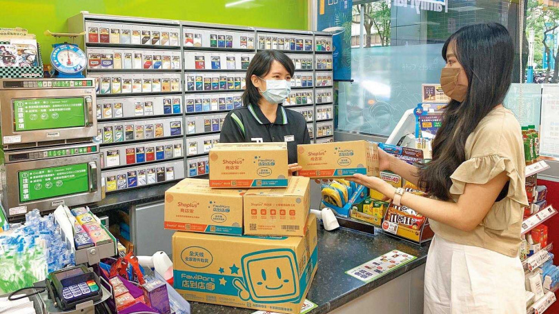 透過網路電商採購海外產品，已經成為不少民眾日常生活小確幸，依照財政部規定，只有單價在2000元以下的小額包裹能夠獲得免徵關稅、貨物稅、營業稅。圖為民眾到超商領透過電商買到的小包裹（圖／報系資料照）
