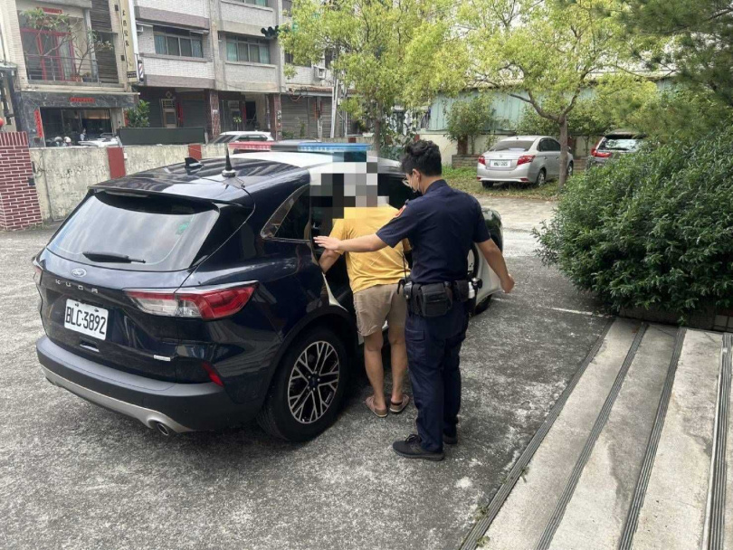 警方開車護送阿嬤回家。(圖/翻攝畫面)