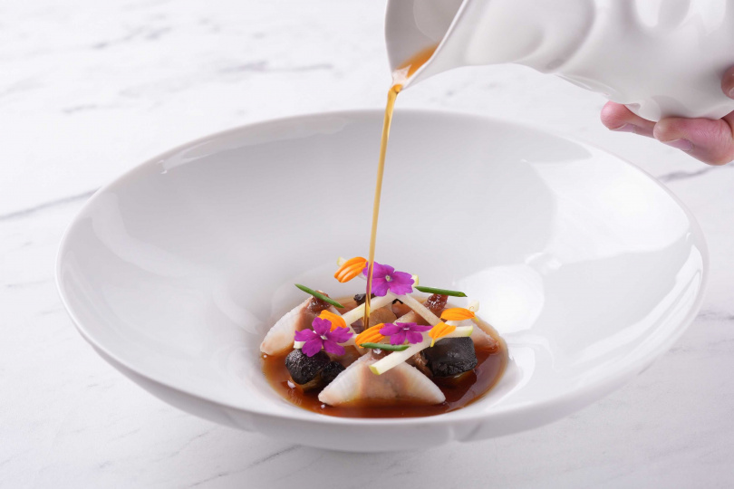 「澄清鴨湯／鴨肝／芳香萬壽菊」。（圖／艾斯奇餐飲提供）