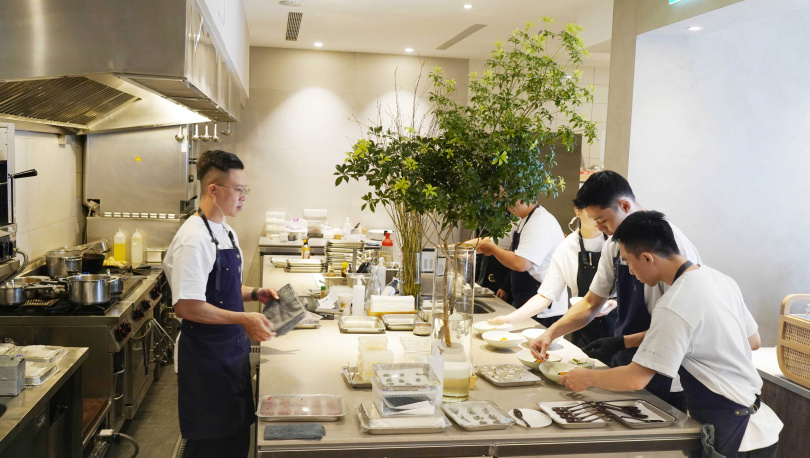 透過開放式廚房可以看到菜色的處理過程。（圖／魏妤靜攝）