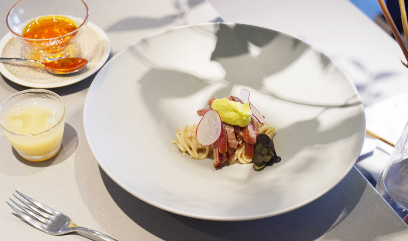 「九州本鮪／Pine nut Praline／酪梨」從涼麵與麻醬的標準搭配轉化而來，還可加上辣油提味。（圖／魏妤靜攝）