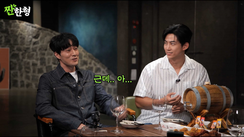 玉澤演之所以加入51經紀公司，就是因為可以繼續歌手身份，當時公司代表還拿蘇志燮作為例子。（圖／截圖自YouTube《짠한형 신동엽》）