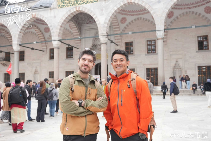融融（右）與首站土耳其搭檔圖佳，一起探索土耳其人文風情。（圖／八大提供）