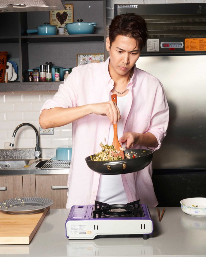 陳德烈通過錄取率不到兩成的乙級廚師測驗。（圖／翻攝自陳德烈臉書）