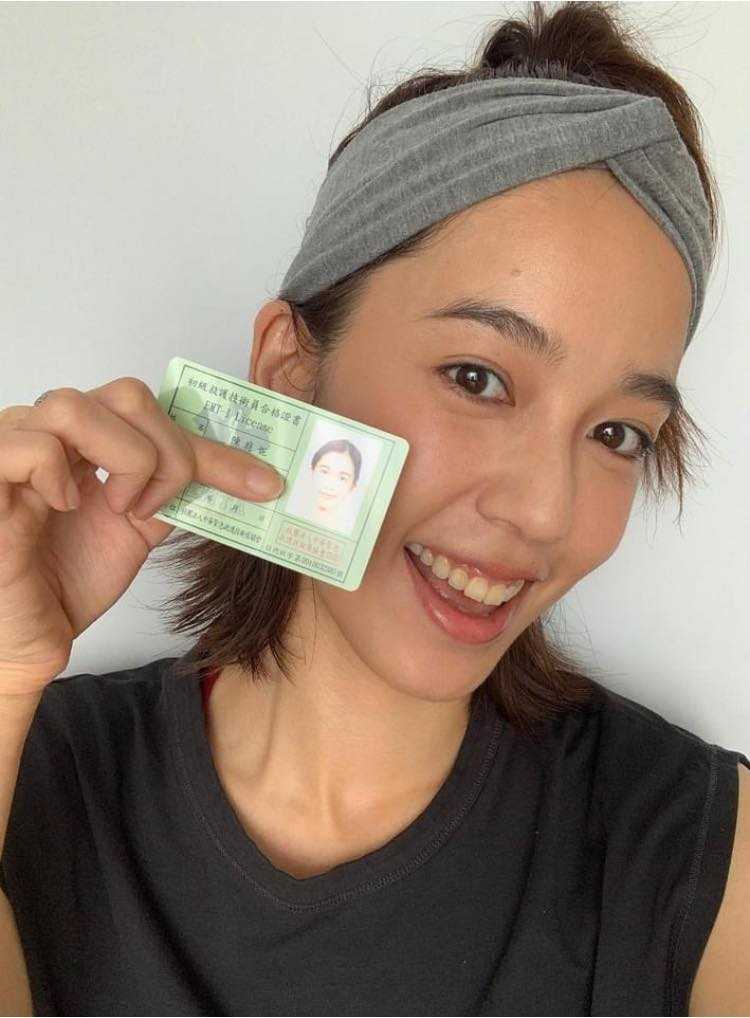 陳庭妮在拍《火神的眼淚》前考到初級救護技術員證照。（圖／翻攝自陳庭妮臉書）