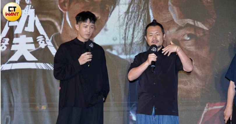 本名柯景騰的九把刀（右）經常議論時政，左為柯震東。（圖／許方正攝）