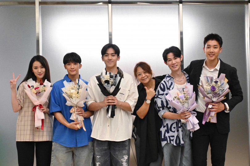 《黑白原來是真的》拍攝殺青。左起為葛宸羽、紀成澔、葛兆恩、導演蔡妃喬、夏和熙、孫恪傑。(圖/結果娛樂)