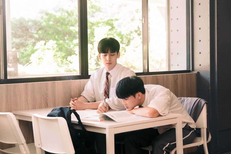 《黑白原來是真的》葛兆恩(左)帶著紀成澔回到母校黎明技術學院取景。(圖/結果娛樂)