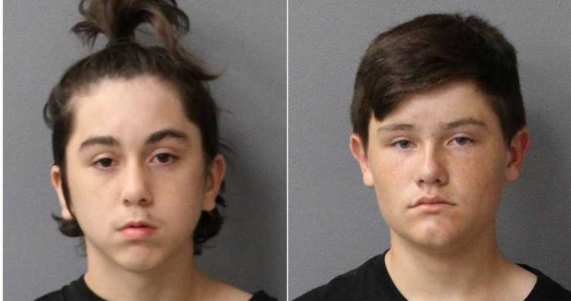 2名被捕時的入案照,其中1人留著稀疏鬍影並綁著沖天炮,另1人表情嚴肅。(圖/翻攝自臉書/Volusia Sheriff's Office)