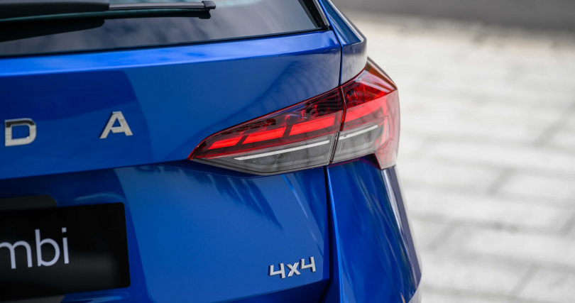 4x4 專屬銘牌，彰顯同級唯一全時四驅旅行車的獨特定位。（圖片提供／Škoda）