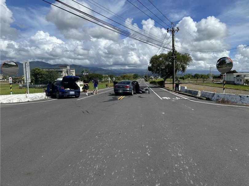 現場兩車車頭全數撞爛，碎片散落一地。（圖／翻攝畫面）
