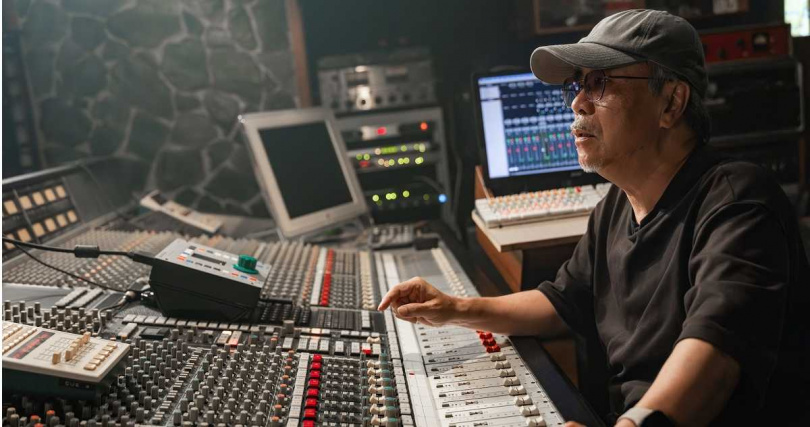 入行近45年，現年63歲的郭遠洲至今仍堅守所愛，連續4年擔任文總《WE ARE我們的除夕夜》全場聲音後製。（圖／文總提供）