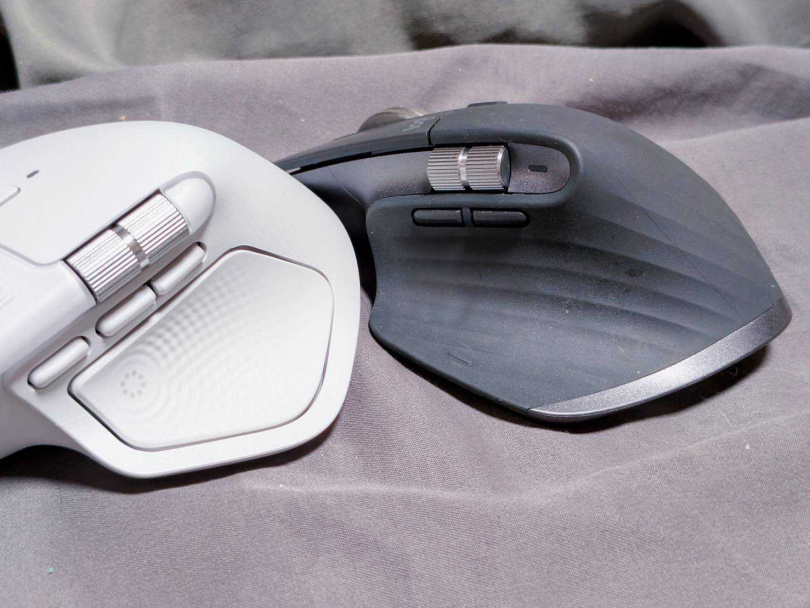 MX Master 4（左）與MX Master 3s（右）在側邊的比較。（圖／廖梓翔攝）